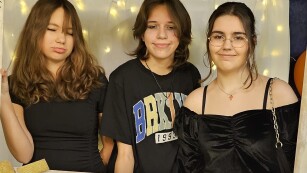 Trzy dziewczyny w ramce okolicznościowej z napisaem karnawał 2024