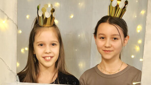 Dwie dziewczyny w koronach w ramce okolicznościowej z napisaem karnawał 2024