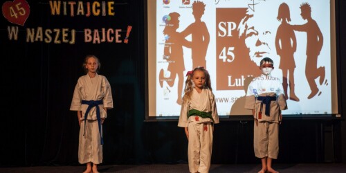 Troje uczniów przygotowanych do prezentacji sztuk walki karate