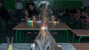 Eksperyment wulkan podczas pokazów z chemii