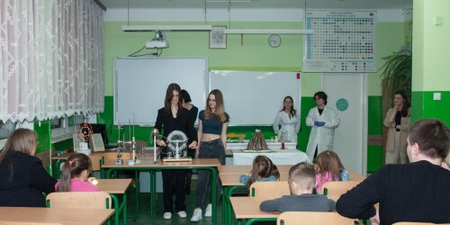 Uczniowie podczas pokazów z fizyki przedstawiają przedszkolakom swoje możliwości