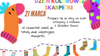 Plakat Dnia Kolorowej Skarpetki. Skarpetki suszące się na sznurku, a między nimi informacje zachęcające do nałożenia 21 marca dwóch różnych skarpetek.