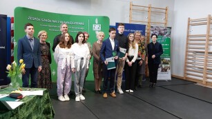 Nagordzeni w konkursie polonistycznym pozują do zdjęć z organizatorami i opiekunami