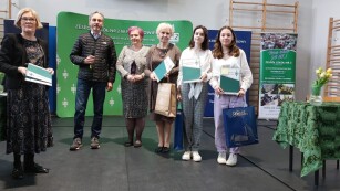 Dwie uczennice nagrodzone w konkursie polonistycznym pozują razem z nauczycielami