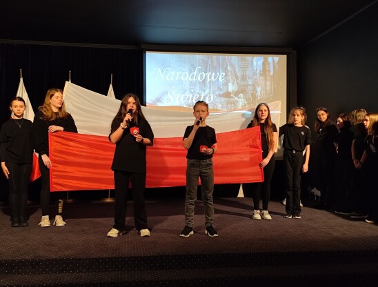 Uczennice podczas tańca ułożyły biało-czerwoną flagę z 6 kawałków materiału