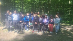 Zdjęcie grupowe w lesie klas 5a i 6a